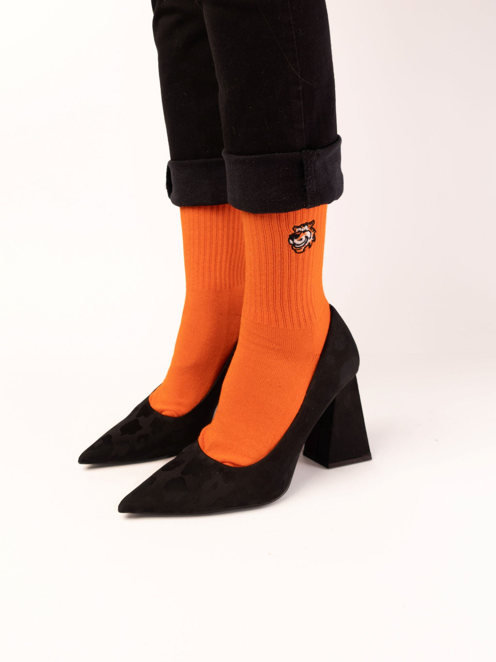 After Hours Set für Damen von Good Willy: Orange Crew-Socken zu schwarzen Absatzschuhen (KI-generiert)