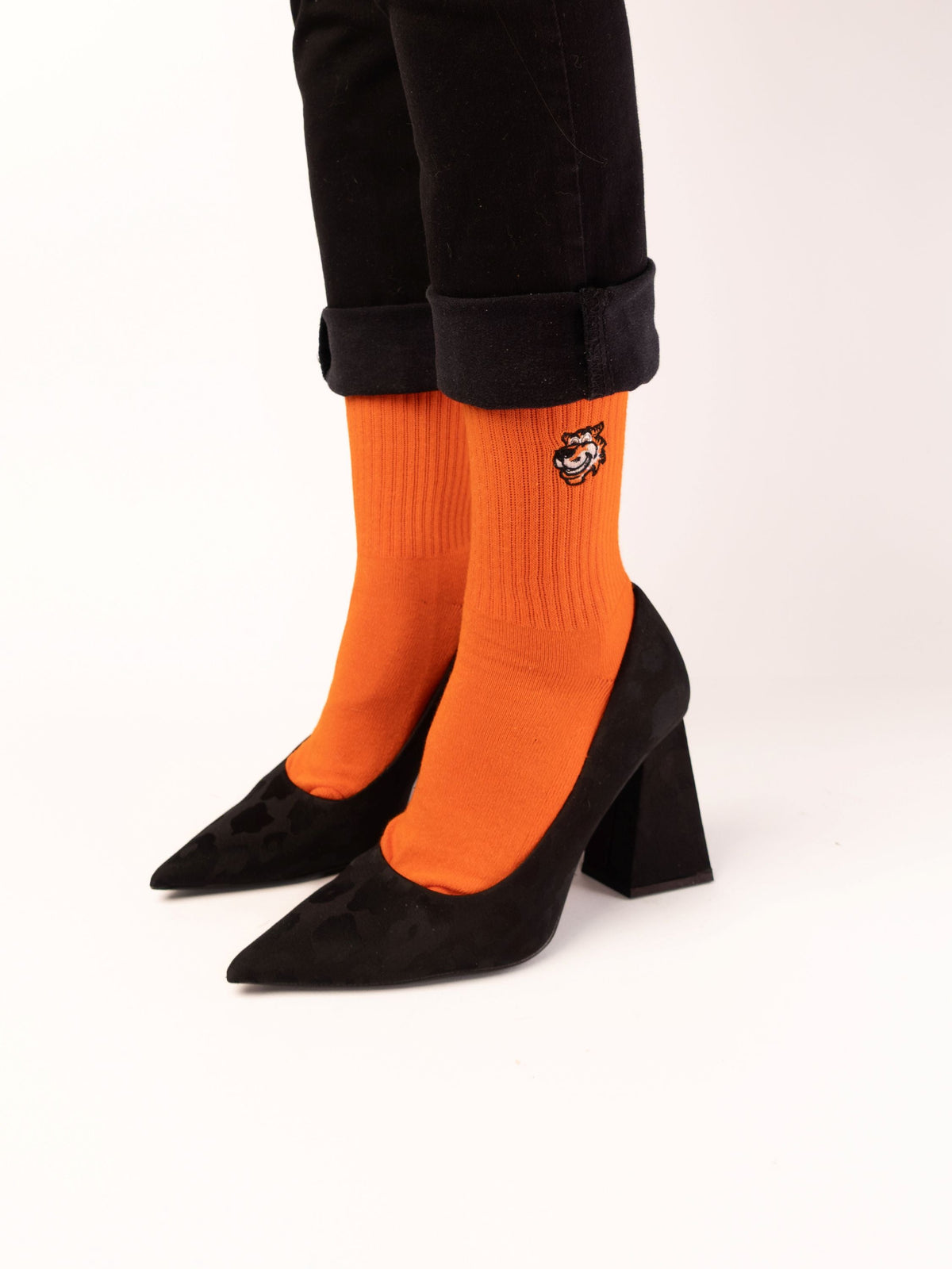 After Hours Set für Damen von Good Willy: Orange Crew-Socken zu schwarzen Absatzschuhen (KI-generiert)