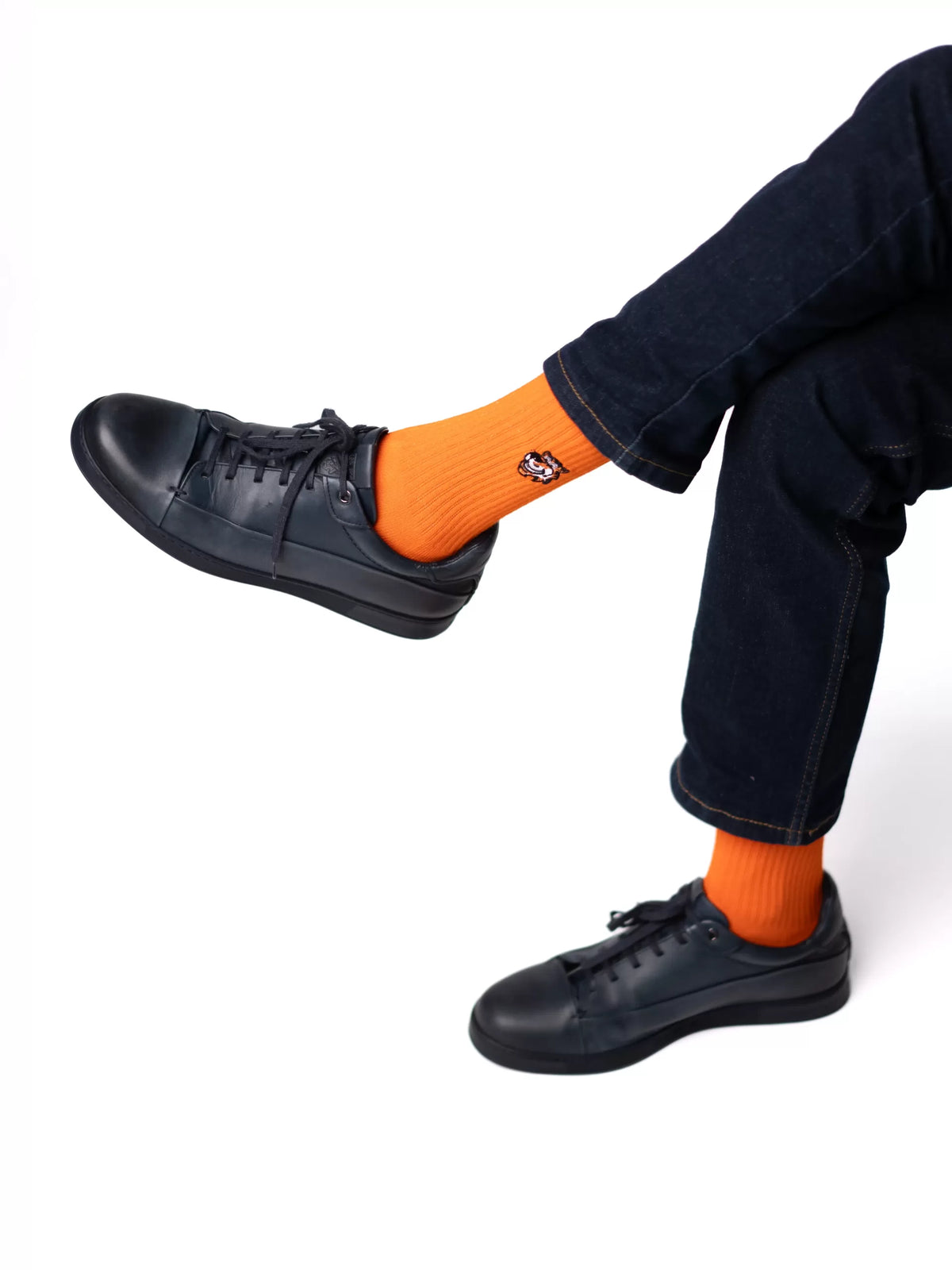 After Hours Set für Herren von Good Willy: Crew-Socken in Orange, am Herrenbein getragen, Ansicht 3 (KI-generiert)