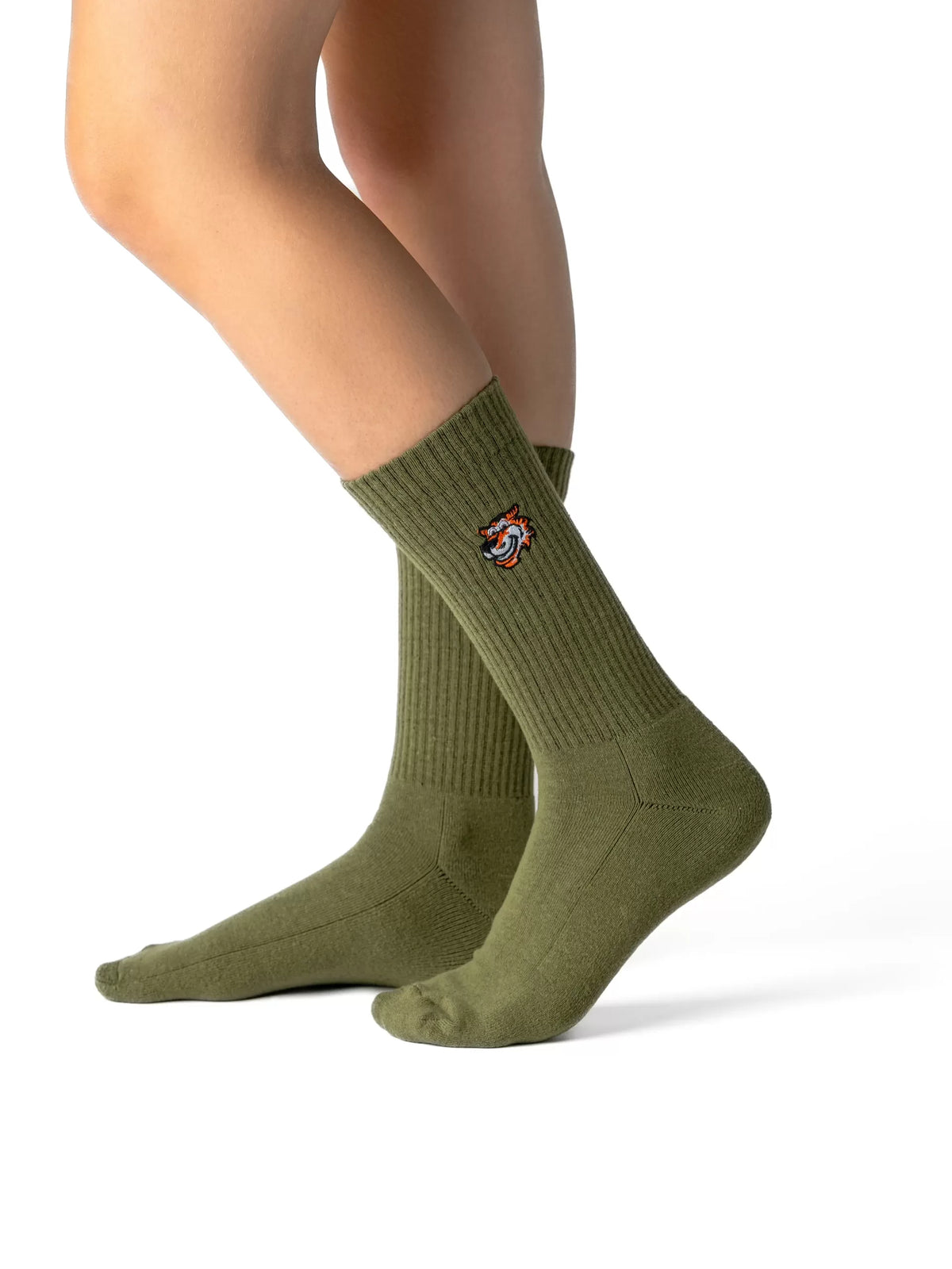 Archive Set für Damen von Good Willy: Crew-Socken in Olivgrün, am Damenbein getragen, Ansicht 1 (KI-generiert)