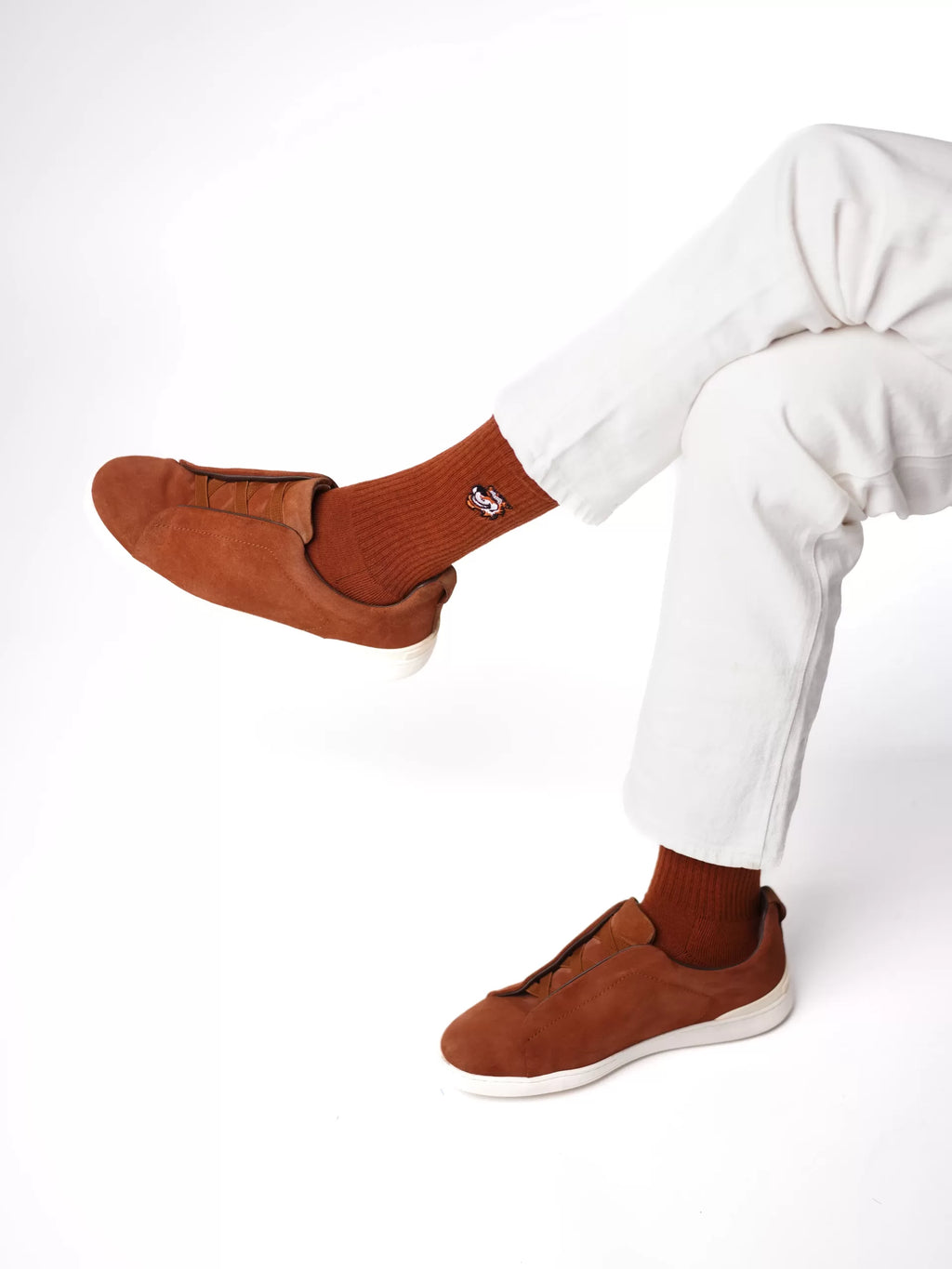 Archive Set für Herren von Good Willy: Crew-Socken in Braun, am Herrenbein getragen, Ansicht 3 (KI-generiert)