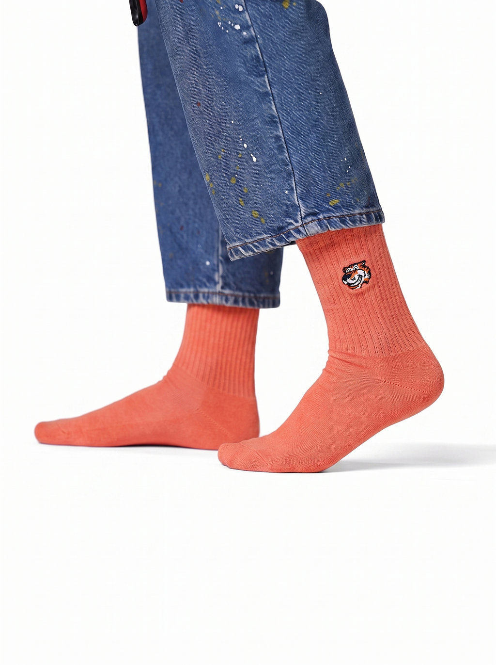 Bellini Breakfast Crew-Socken in Pfirsich von Good Willy zu Jeans, Studioaufnahme (KI-generiert)