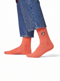 Bellini Breakfast Crew-Socken in Pfirsich von Good Willy zu Jeans, Studioaufnahme (KI-generiert)