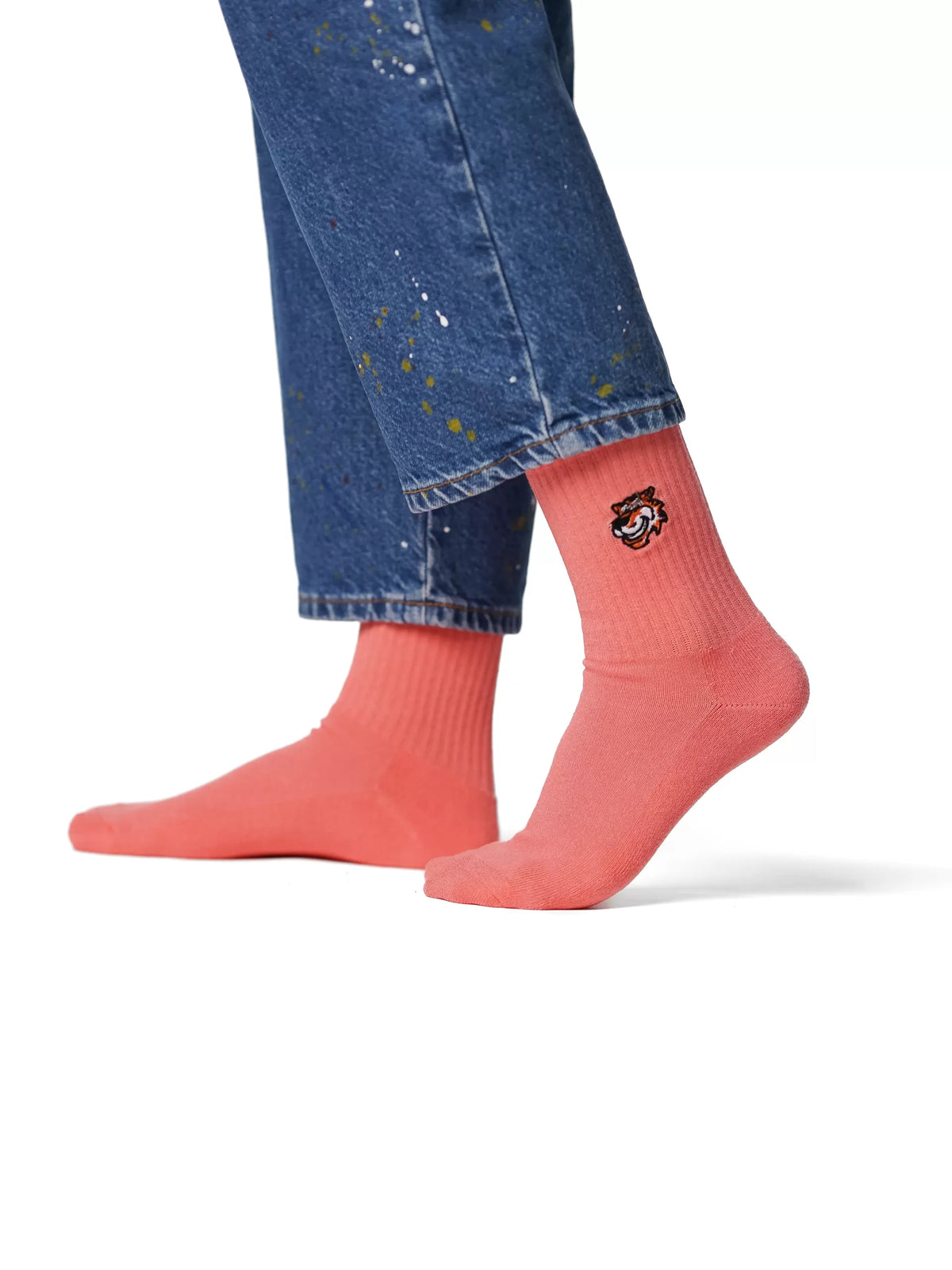 Boarding Call Set für Paare von Good Willy: Crew-Socken in Pfirsich, am Damenbein getragen, Ansicht 2 (KI-generiert)