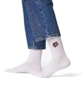Boring Team Building Crew-Socken in Weiß von Good Willy, am Damenbein getragen, Ansicht 1 (KI-generiert)