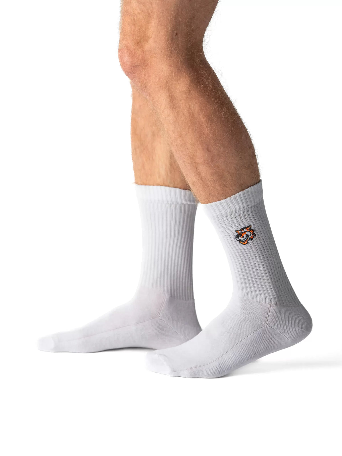 Boring Team Building Crew-Socken in Weiß von Good Willy, am Herrenbein getragen, Ansicht 1 (KI-generiert)