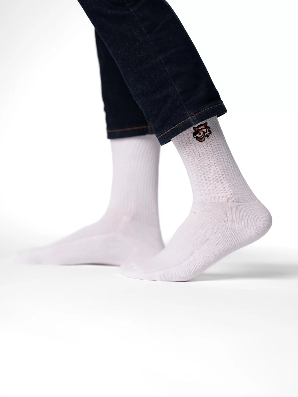 Boring Team Building Crew-Socken in Weiß von Good Willy, am Herrenbein getragen, Ansicht 2 (KI-generiert)