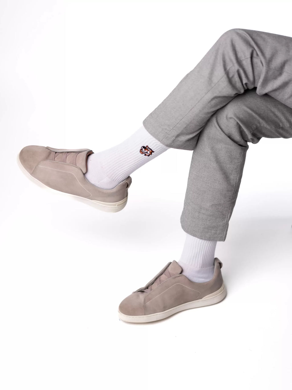 Boring Team Building Crew-Socken in Weiß von Good Willy, am Herrenbein getragen, Ansicht 3 (KI-generiert)