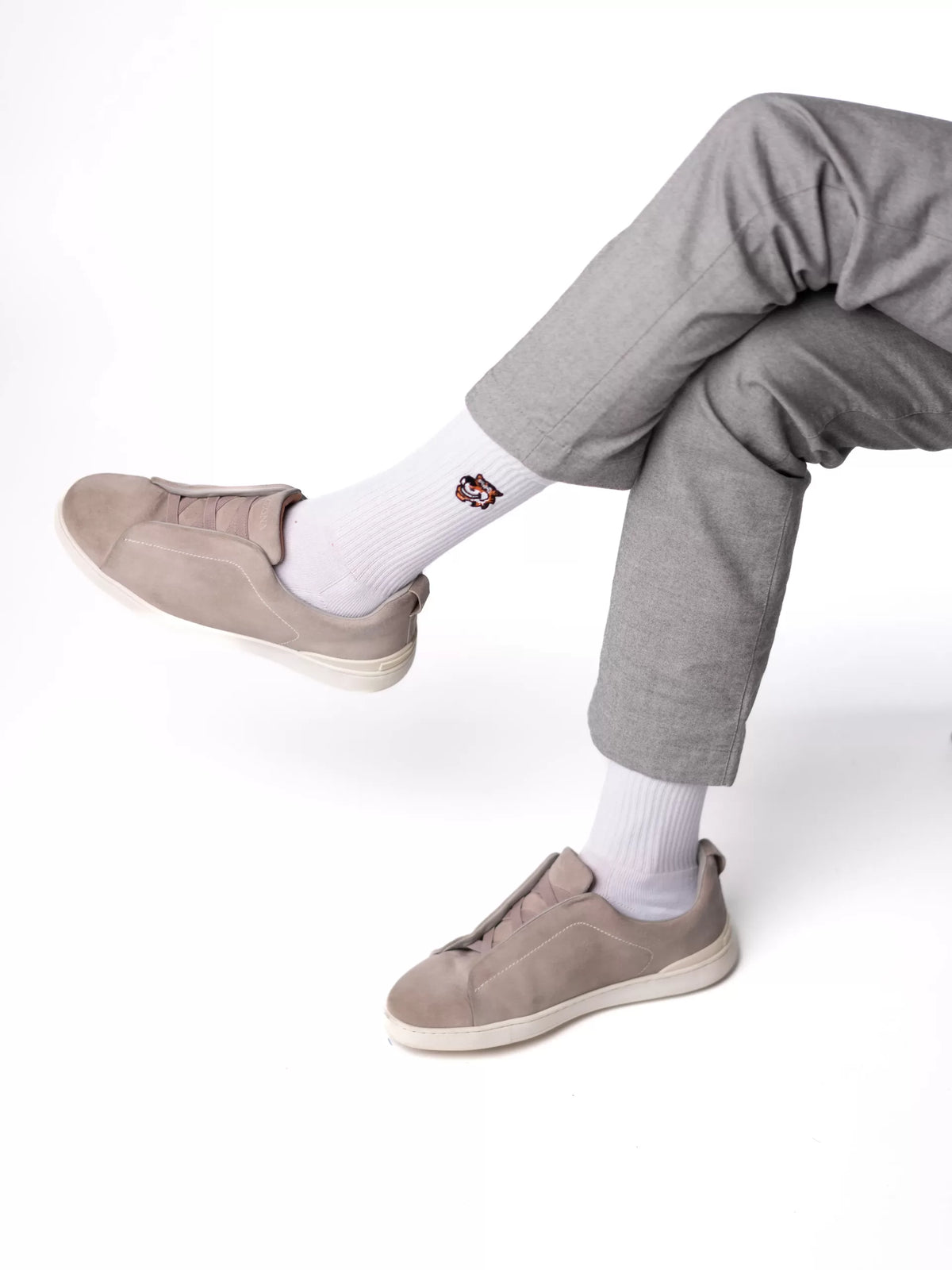 Boring Team Building Crew-Socken in Weiß von Good Willy, am Herrenbein getragen, Ansicht 3 (KI-generiert)