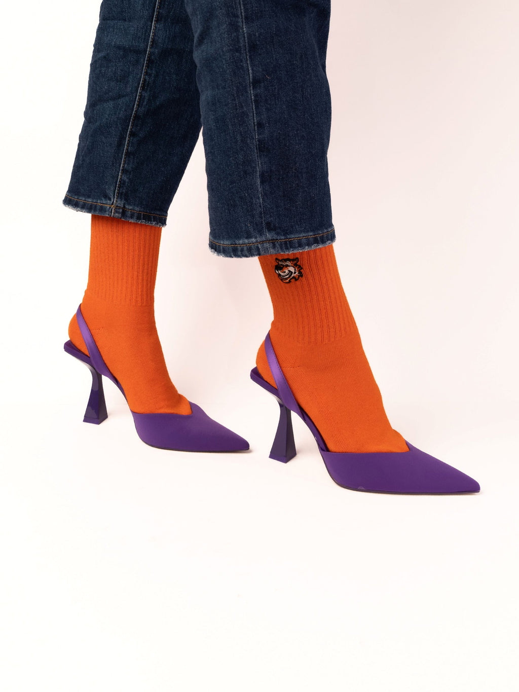 Carry On Set für Damen von Good Willy: Orange Crew-Socken zu lila High Heels (KI-generiert)
