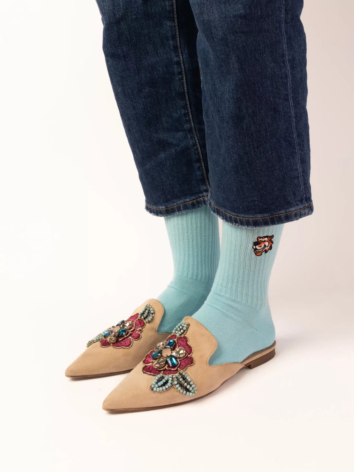 Carry On Set für Damen von Good Willy: Crew-Socken in Türkis, am Damenbein getragen, Ansicht 3 (KI-generiert)