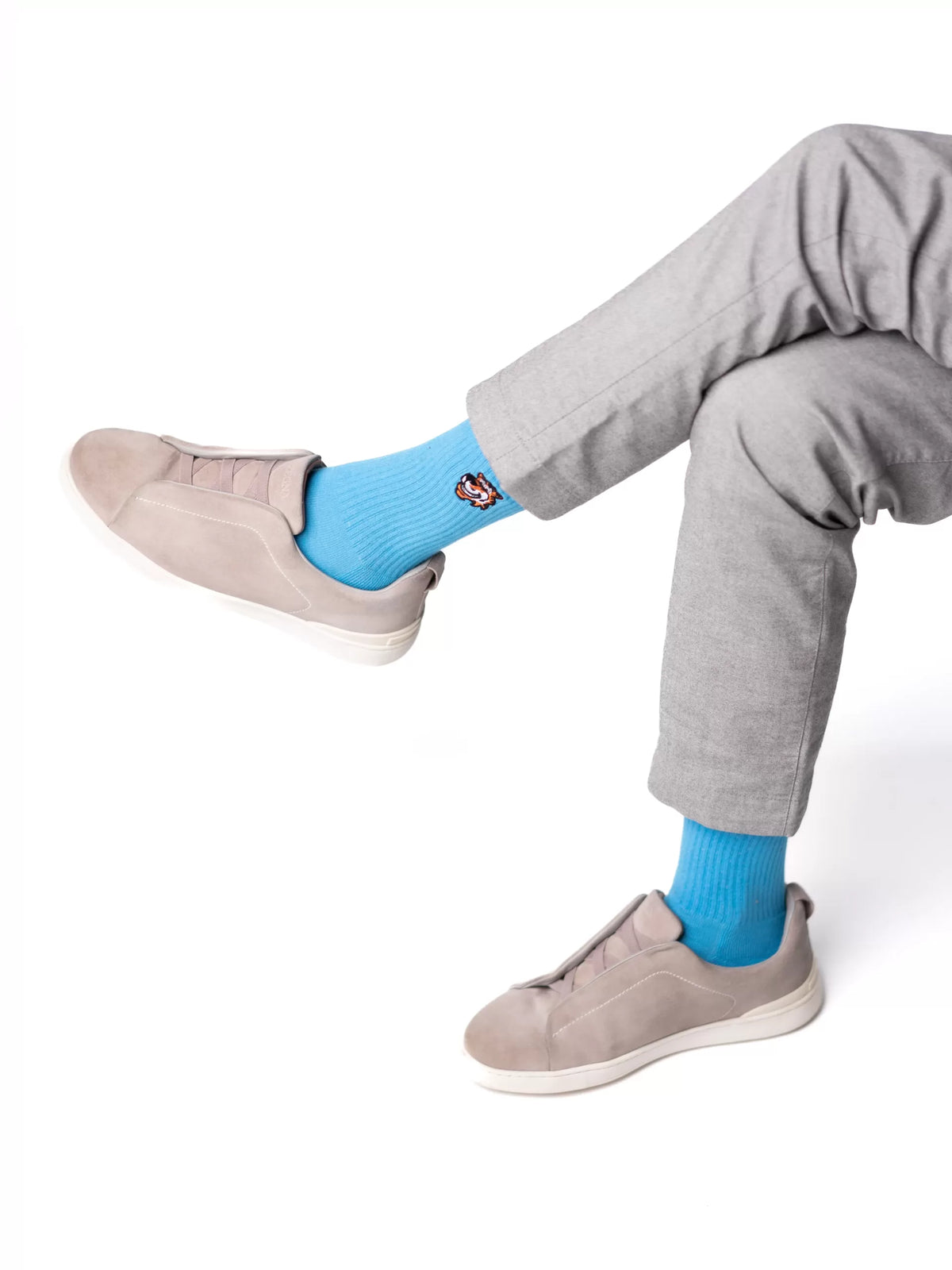 Carry On Set für Herren von Good Willy: Crew-Socken in Blau, am Herrenbein getragen, Ansicht 3 (KI-generiert)