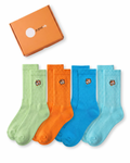Carry On Set für Herren von Good Willy: 4 Paar Crew-Socken in Mintgrün, Orange, Blau und Türkis mit oranger Geschenkbox (KI-generiert)