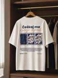 Češkaj me T-Shirt von Good Willy, Rückseite mit Print, auf einem Holzbügel im Kleiderschrank (KI-generiert)