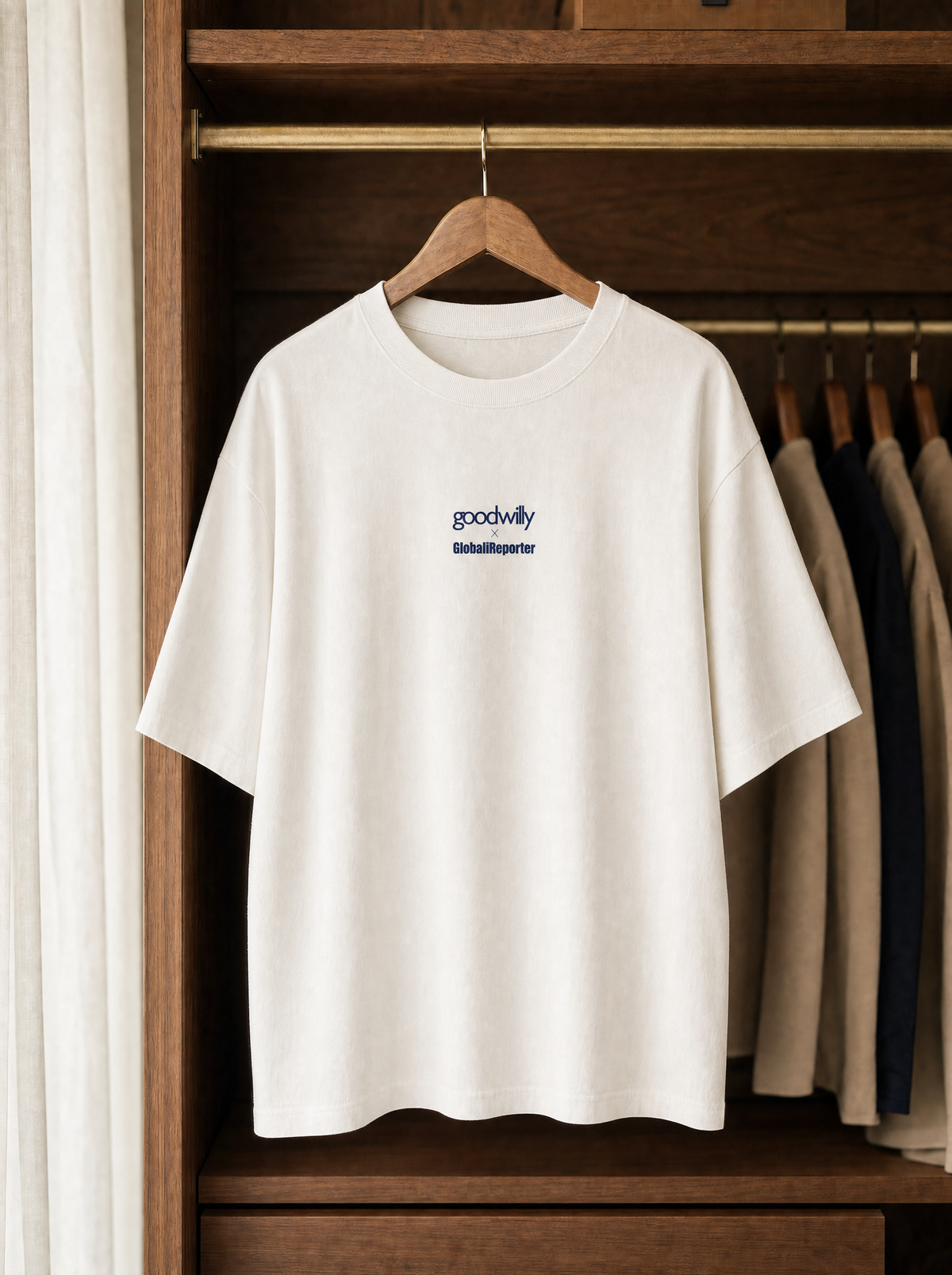 Češkaj me T-Shirt von Good Willy, Vorderseite mit kleinem Logo-Print, auf einem Holzbügel (KI-generiert)