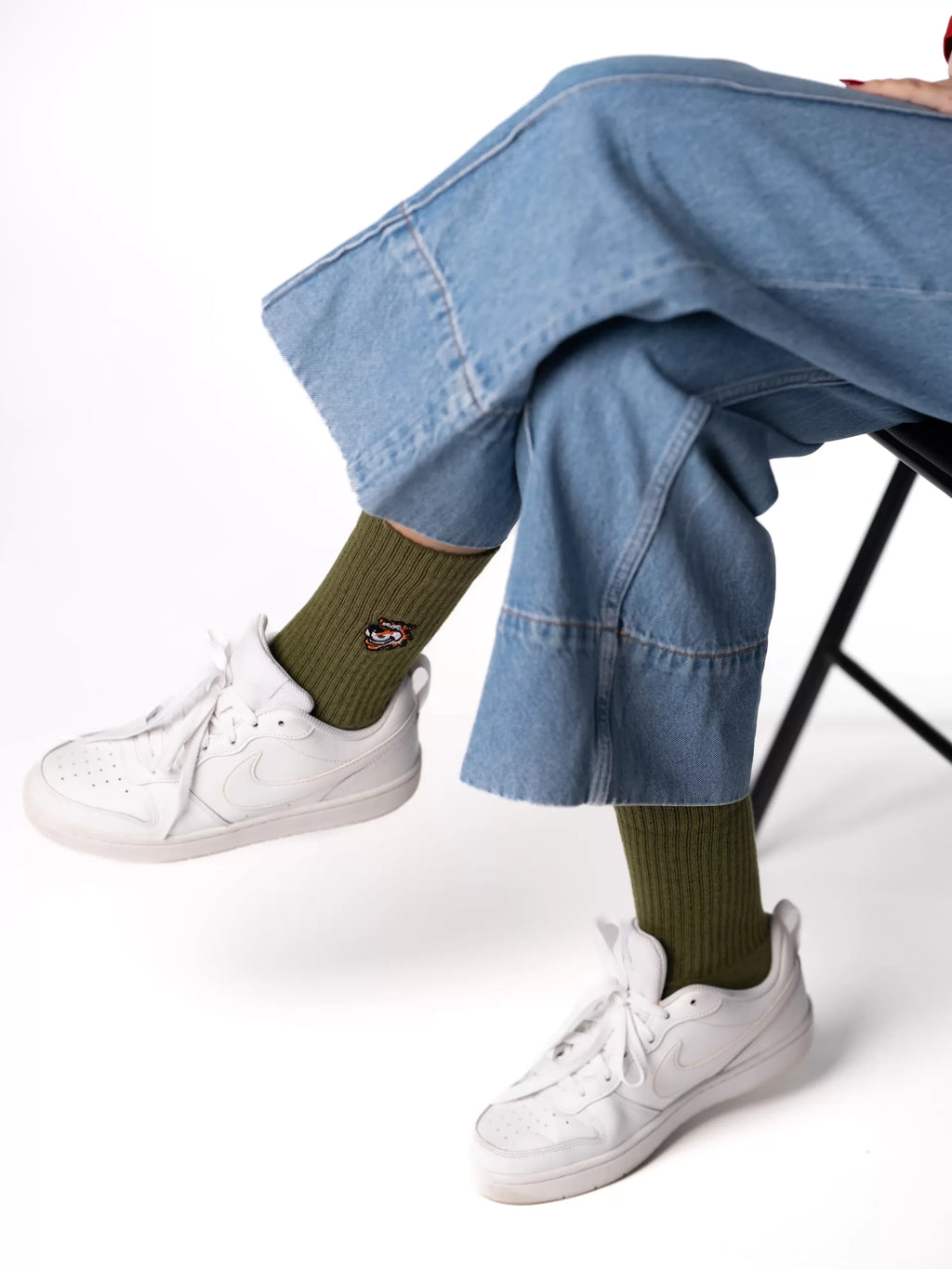 Country Club Ban Crew-Socken in Olivgrün von Good Willy, am Damenbein getragen, Ansicht 3 (KI-generiert)