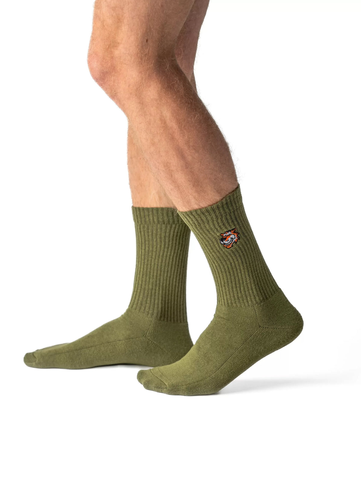Country Club Ban Crew-Socken in Olivgrün von Good Willy, am Herrenbein, Seitenansicht im Schritt