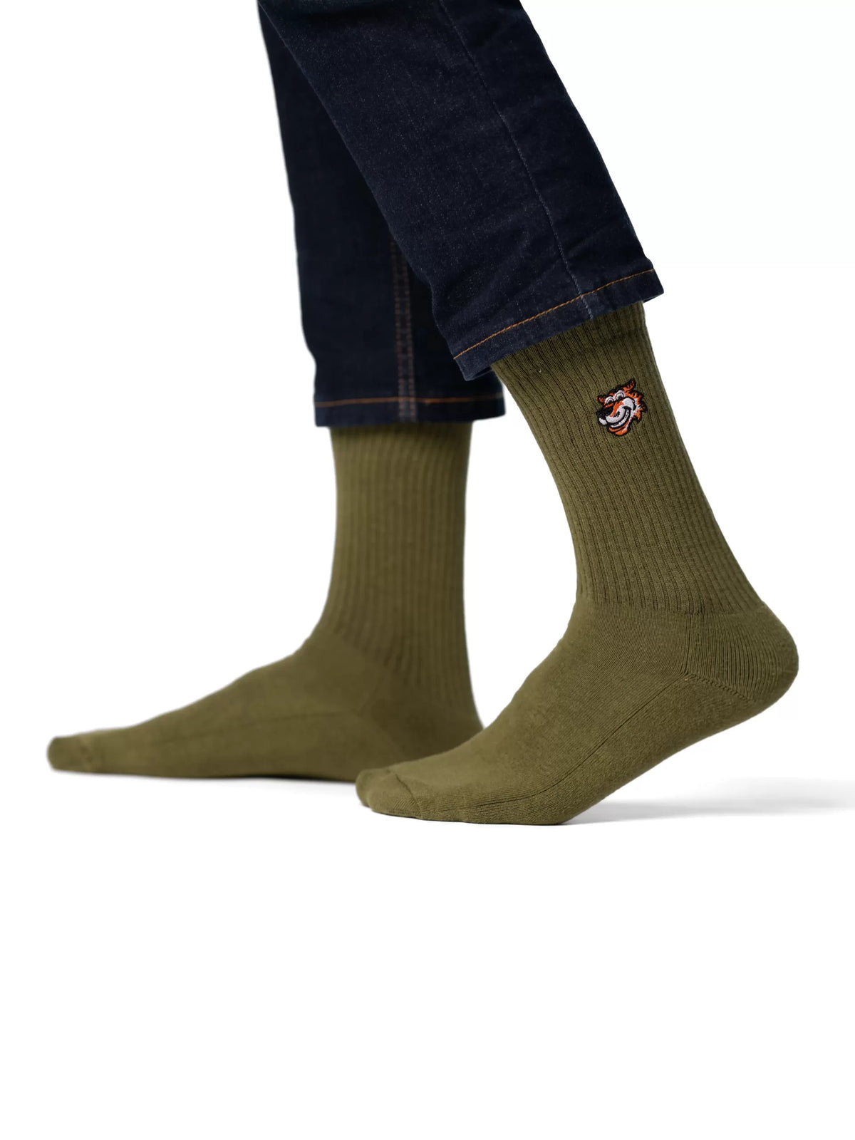 Country Club Ban Crew-Socken in Olivgrün von Good Willy, am Herrenbein getragen, Ansicht 2 (KI-generiert)
