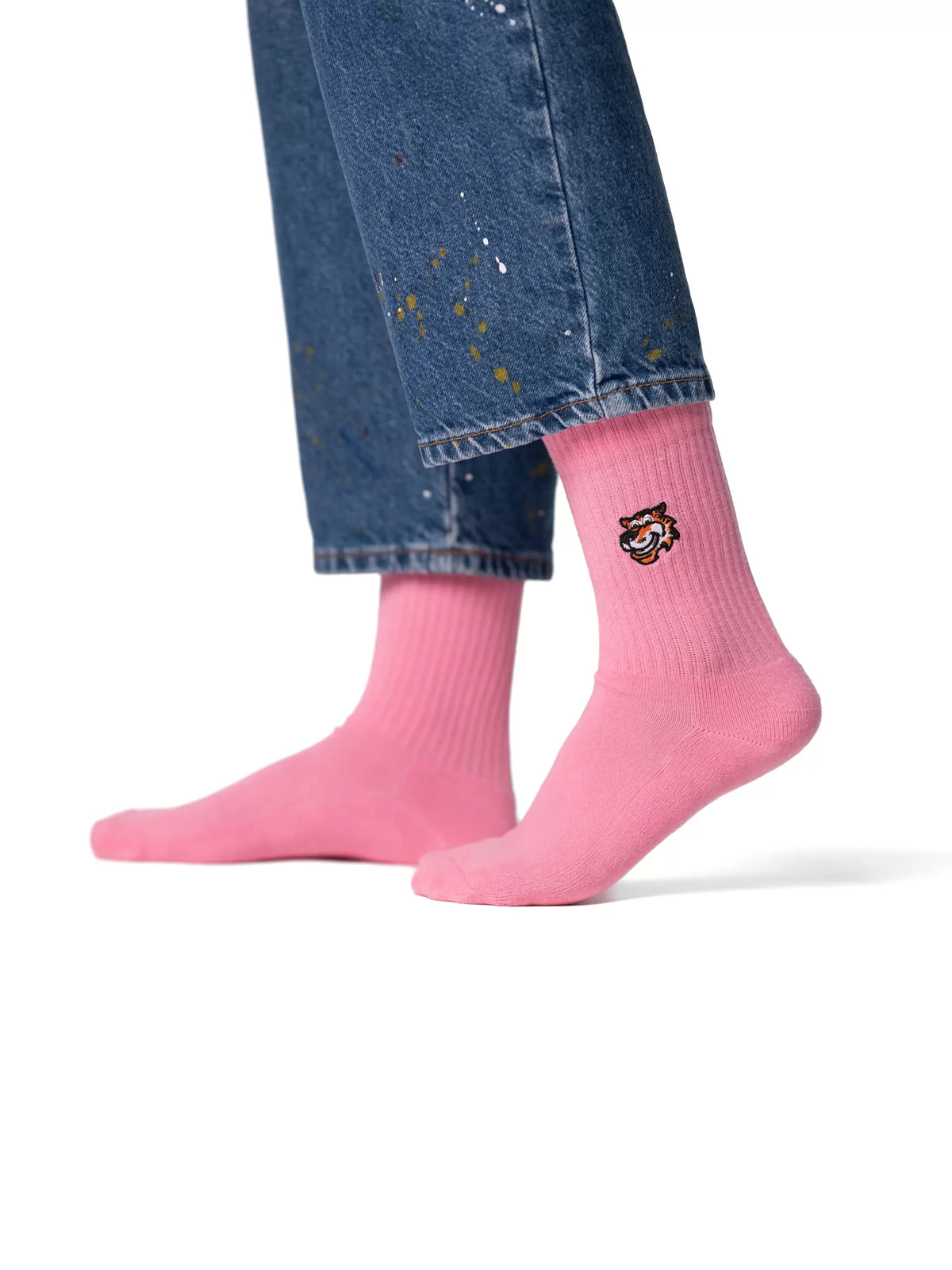 Expense Account Crew-Socken in Rosa von Good Willy, am Damenbein getragen, Ansicht 2 (KI-generiert)