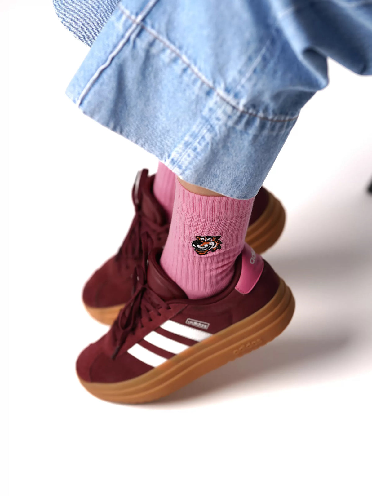 Expense Account Crew-Socken in Rosa von Good Willy, am Damenbein getragen, Ansicht 4 (KI-generiert)