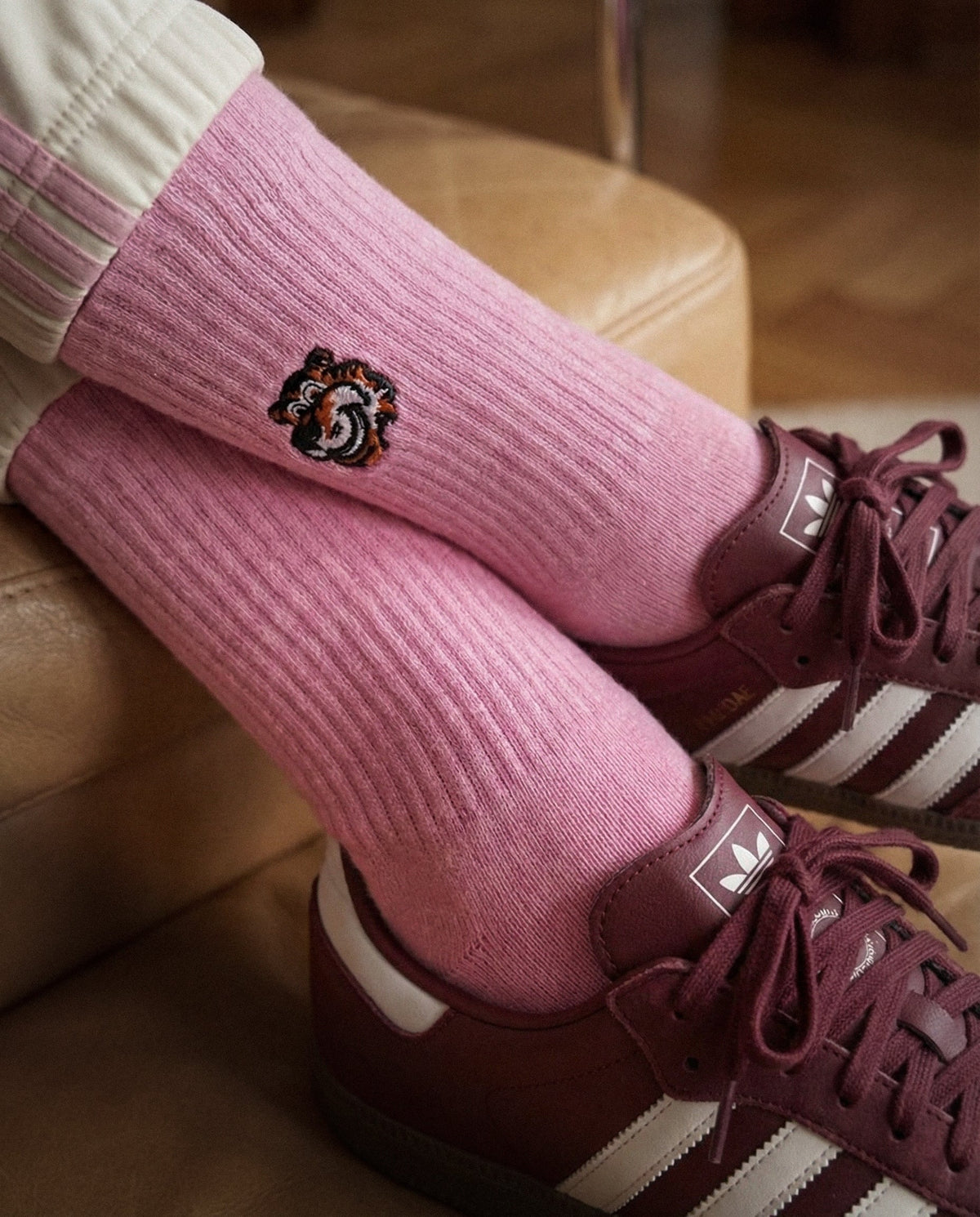 Expense Account Crew-Socken in Rosa von Good Willy zu weinroten Sneakern, Nahaufnahme (KI-generiert)