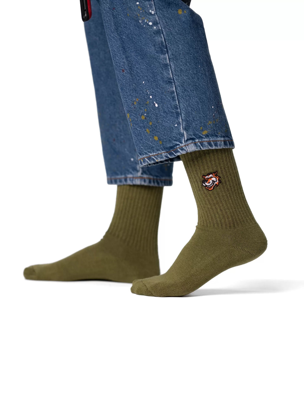 First Class Set für Damen von Good Willy: Crew-Socken in Olivgrün, am Damenbein getragen, Ansicht 2 (KI-generiert)