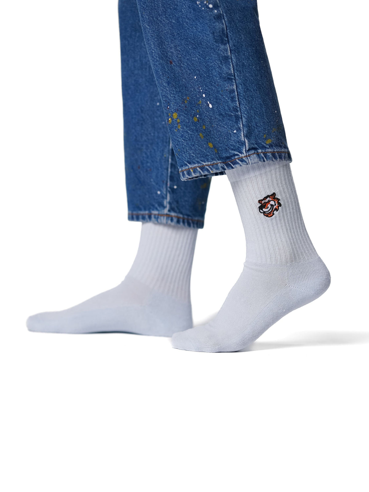 First Class Set für Damen von Good Willy: Weiße Crew-Socken zu Jeans, Studioaufnahme (KI-generiert)