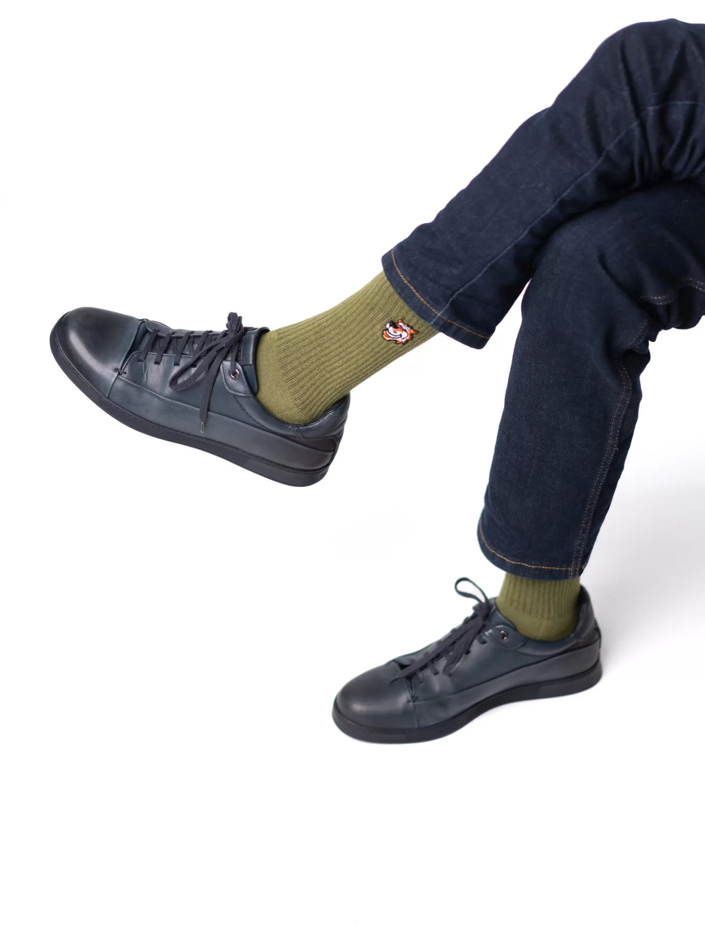 First Class Set für Herren von Good Willy: Crew-Socken in Olivgrün, getragen zu dunkler Jeans und schwarzen Sneakern