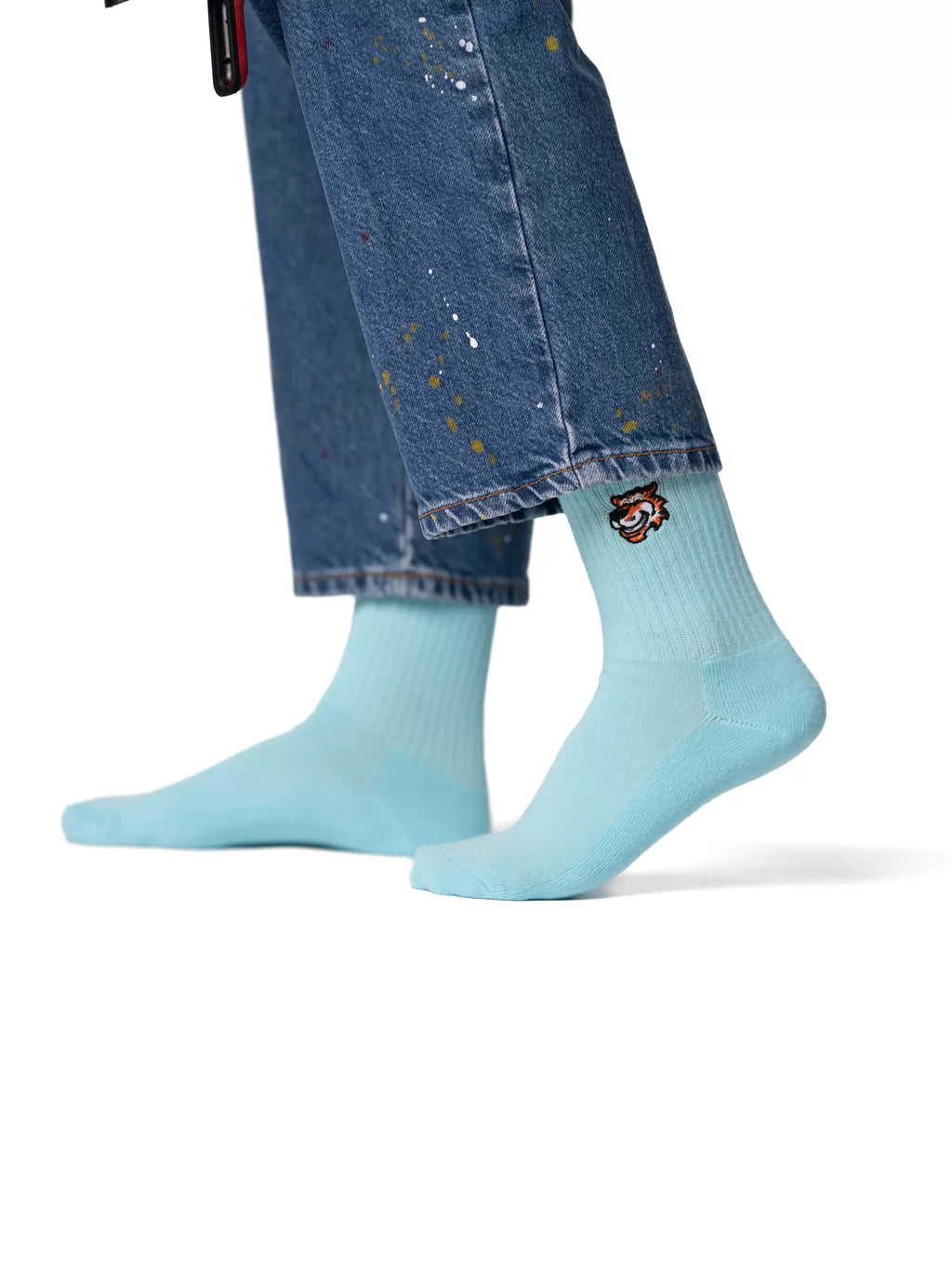 Flight Mode Crew-Socken in Türkis von Good Willy, am Damenbein getragen, Ansicht 2 (KI-generiert)