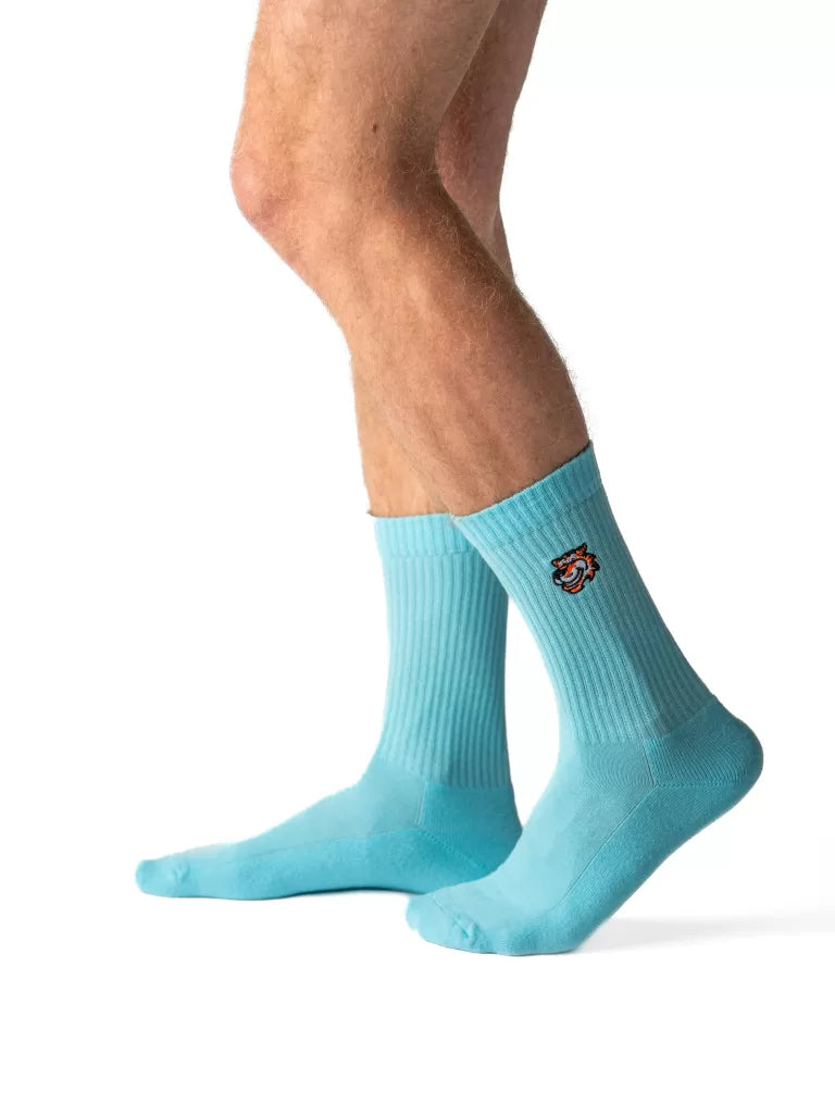 Flight Mode Crew-Socken in Türkis von Good Willy, am Herrenbein getragen, Ansicht 1 (KI-generiert)