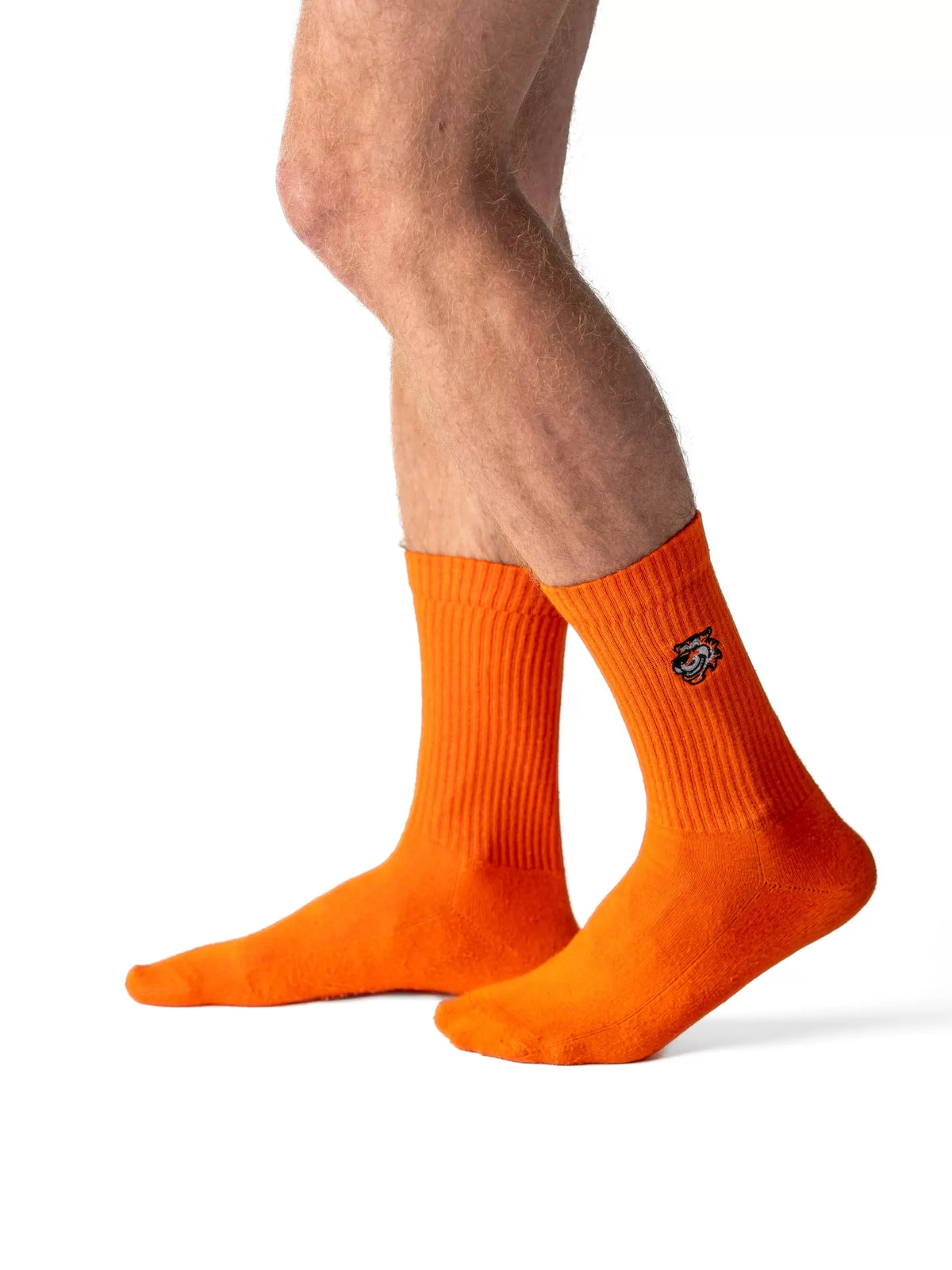Happy Hour Crew-Socken in Orange von Good Willy, am Herrenbein getragen, Ansicht 1 (KI-generiert)