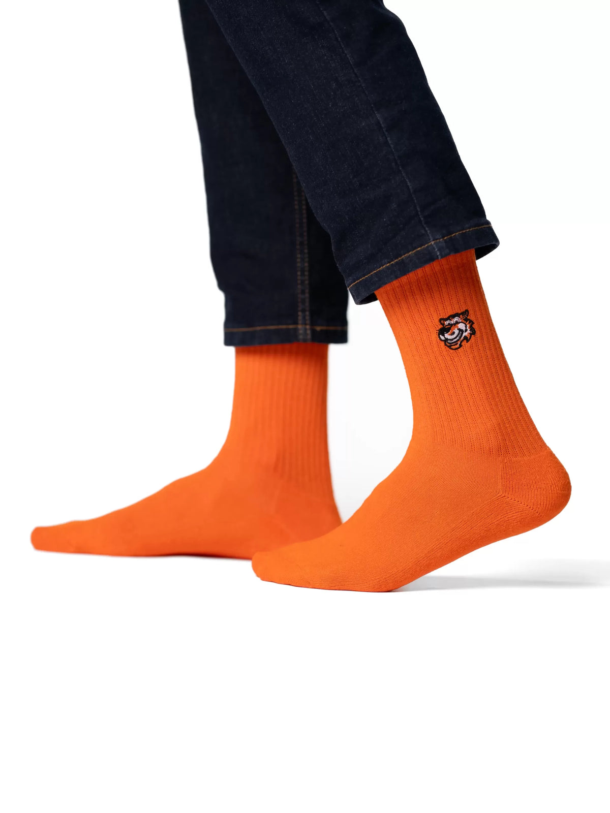 Happy Hour Crew-Socken in Orange von Good Willy, am Herrenbein getragen, Ansicht 2 (KI-generiert)