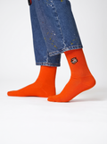 Happy Hour Crew-Socken in Orange von Good Willy zu Jeans, Studioaufnahme (KI-generiert)