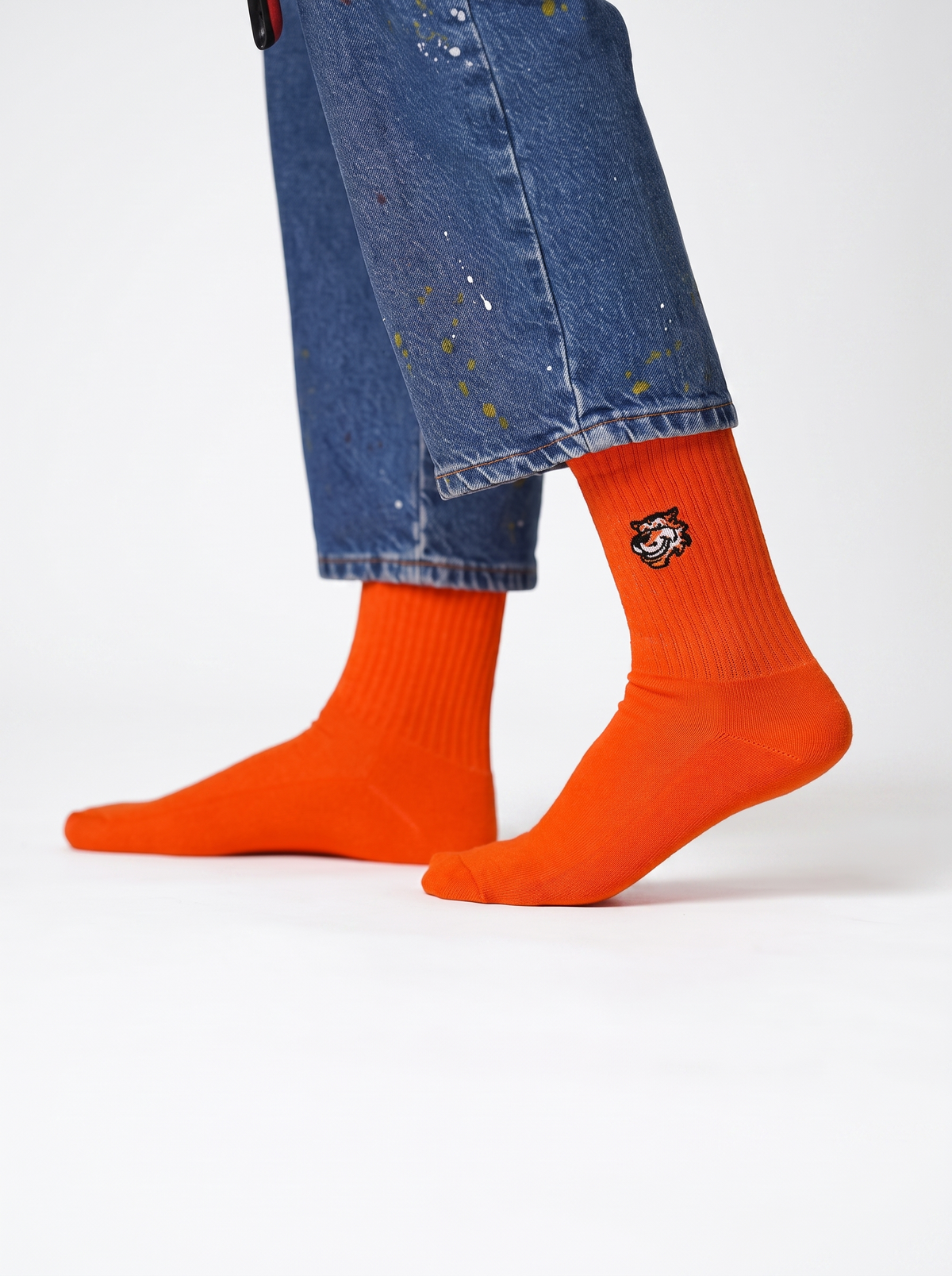 Happy Hour Crew-Socken in Orange von Good Willy zu Jeans, Studioaufnahme (KI-generiert)