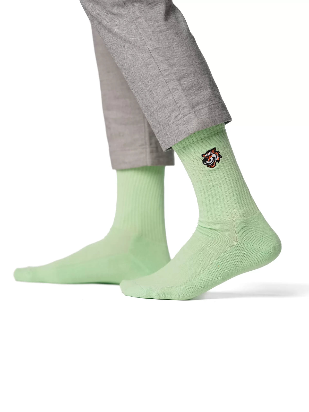 HR Problem Crew-Socken in Mintgrün von Good Willy, am Herrenbein getragen, Ansicht 2 (KI-generiert)