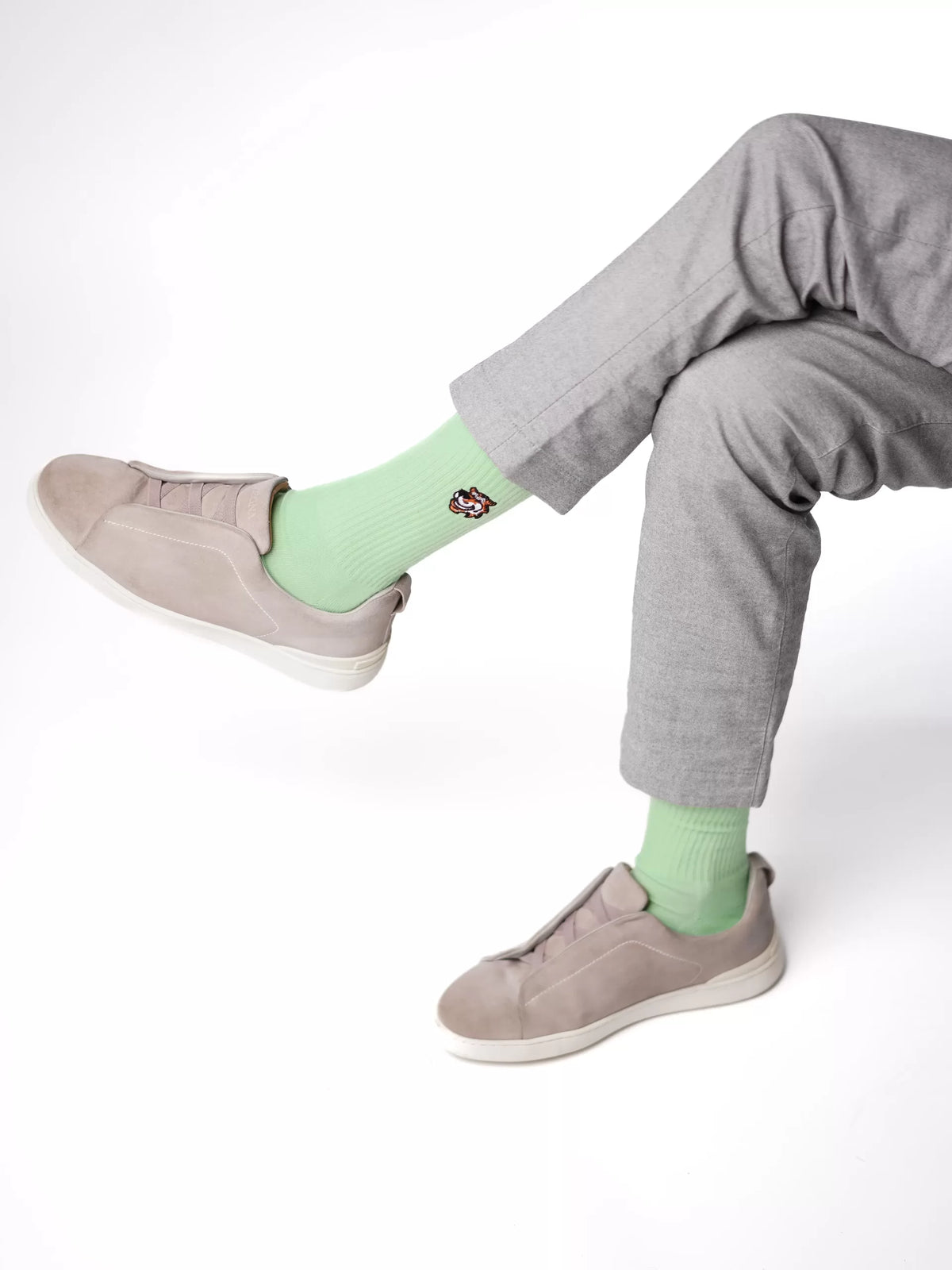 HR Problem Crew-Socken in Mintgrün von Good Willy, am Herrenbein getragen, Ansicht 3 (KI-generiert)