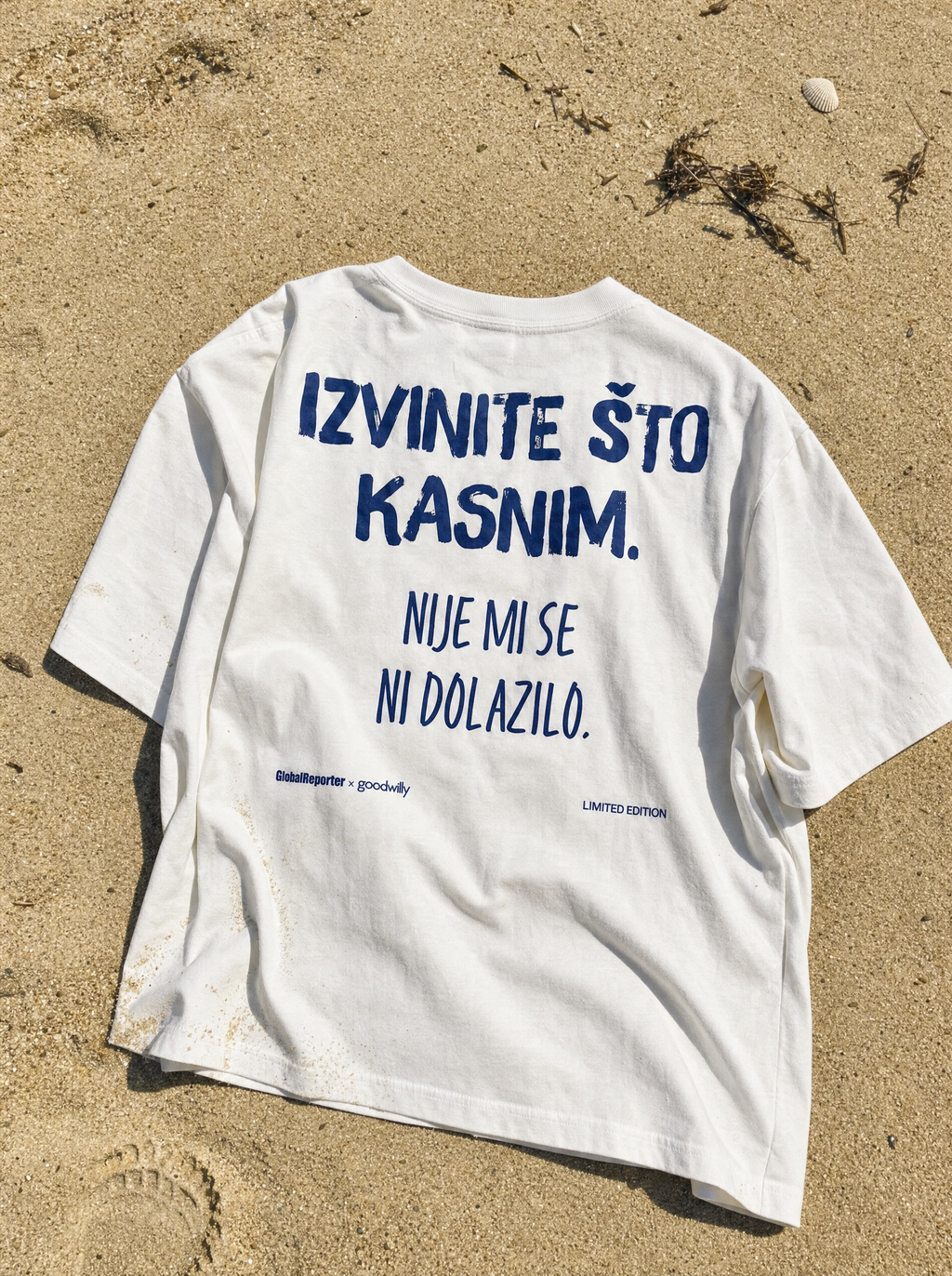 Izvinite što kasnim T-Shirt von Good Willy, flach liegend im Sand (KI-generiert)