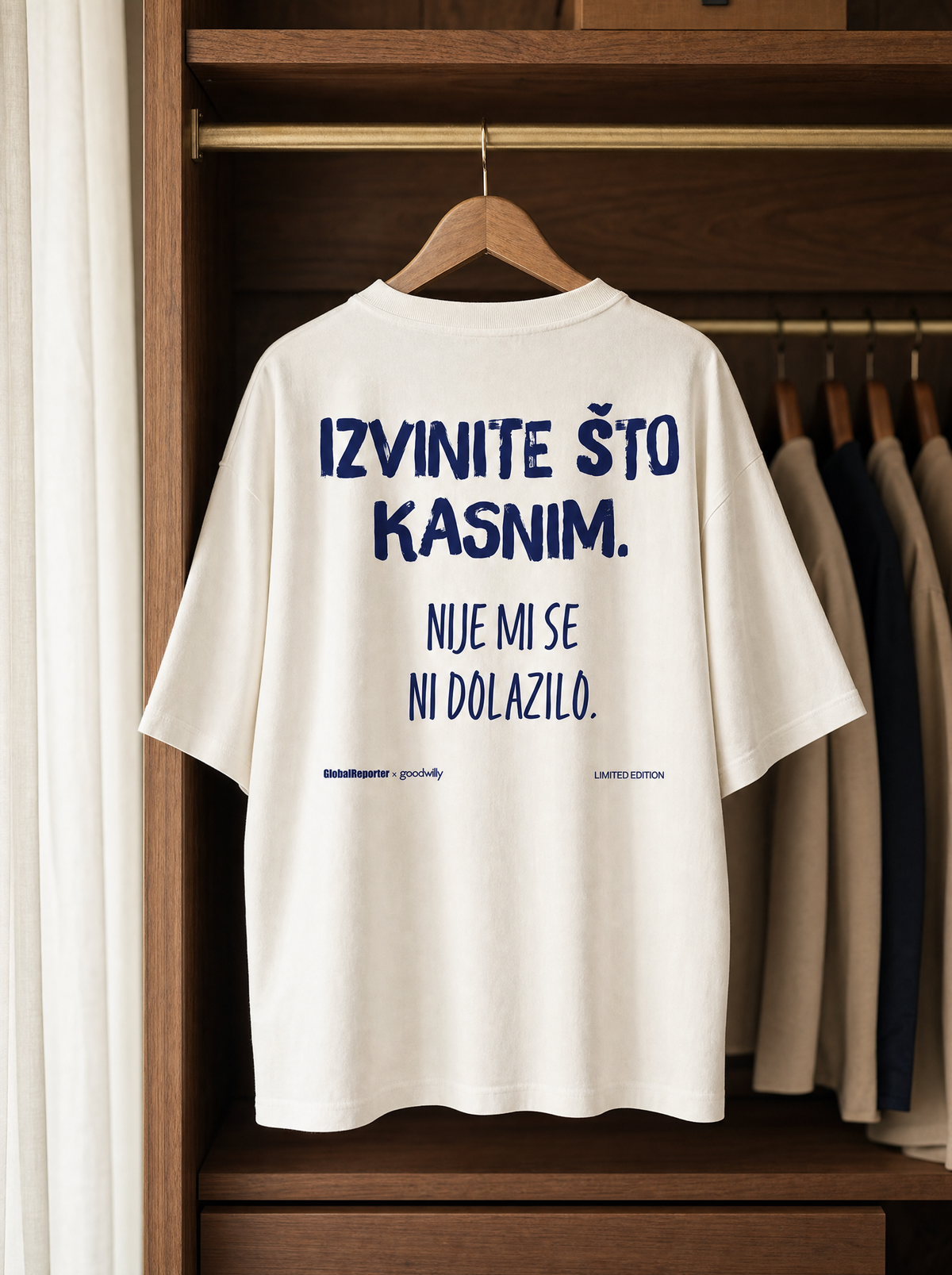 Izvinite što kasnim T-Shirt von Good Willy, Rückseite mit Print, auf einem Holzbügel im Kleiderschrank (KI-generiert)