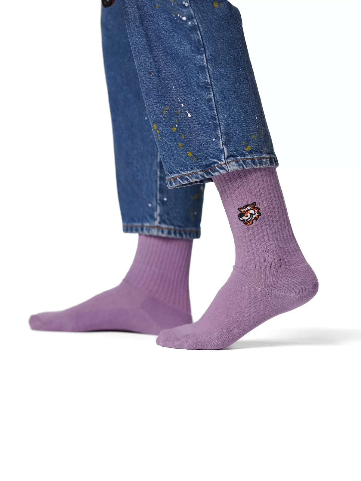 Late Checkout Crew-Socken in Lila von Good Willy, am Damenbein getragen, Ansicht 2 (KI-generiert)
