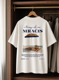 Nemoj da mi mračiš T-Shirt von Good Willy, Rückseite mit Print, auf einem Holzbügel im Kleiderschrank (KI-generiert)