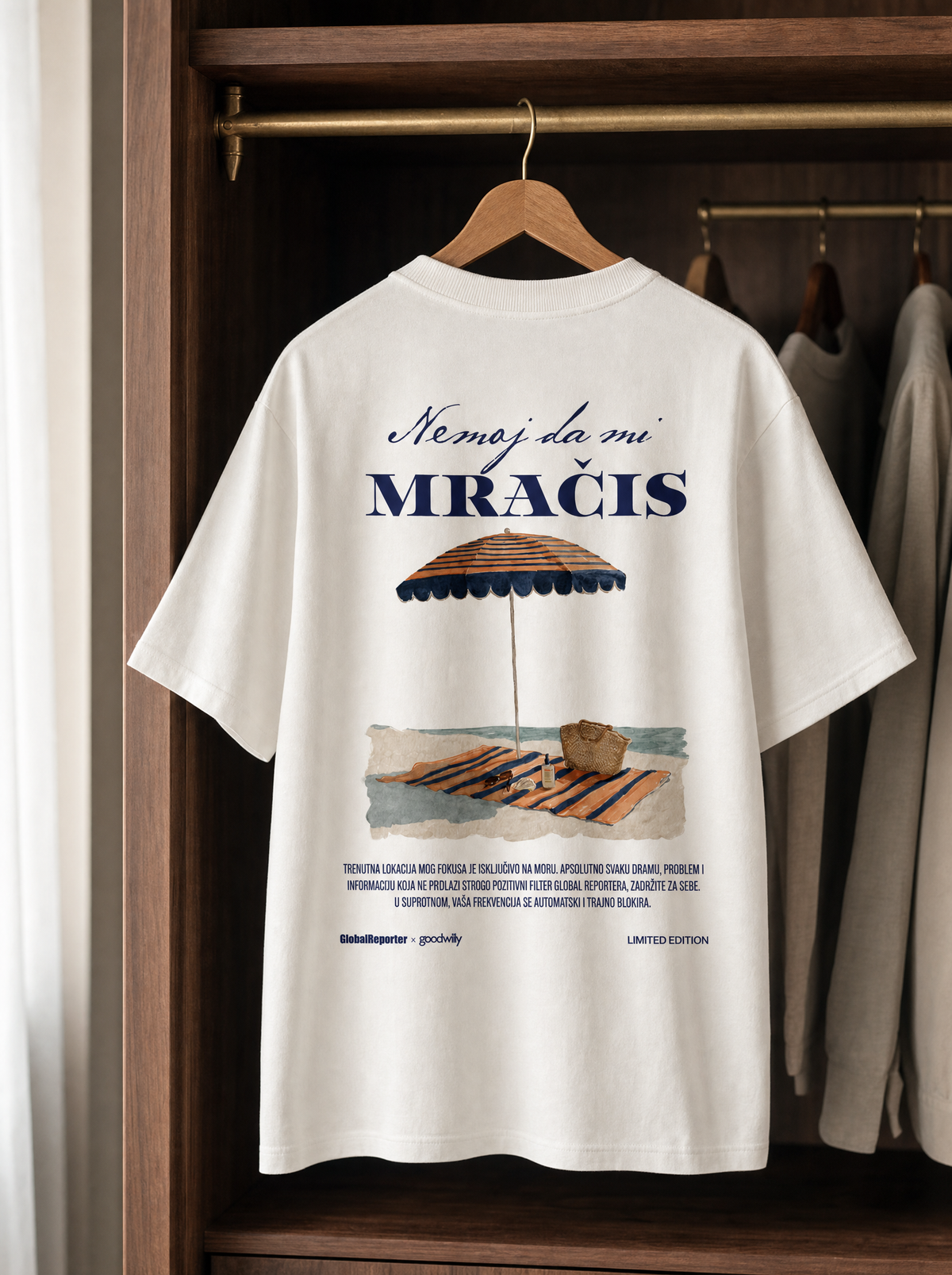 Nemoj da mi mračiš T-Shirt von Good Willy, Rückseite mit Print, auf einem Holzbügel im Kleiderschrank (KI-generiert)