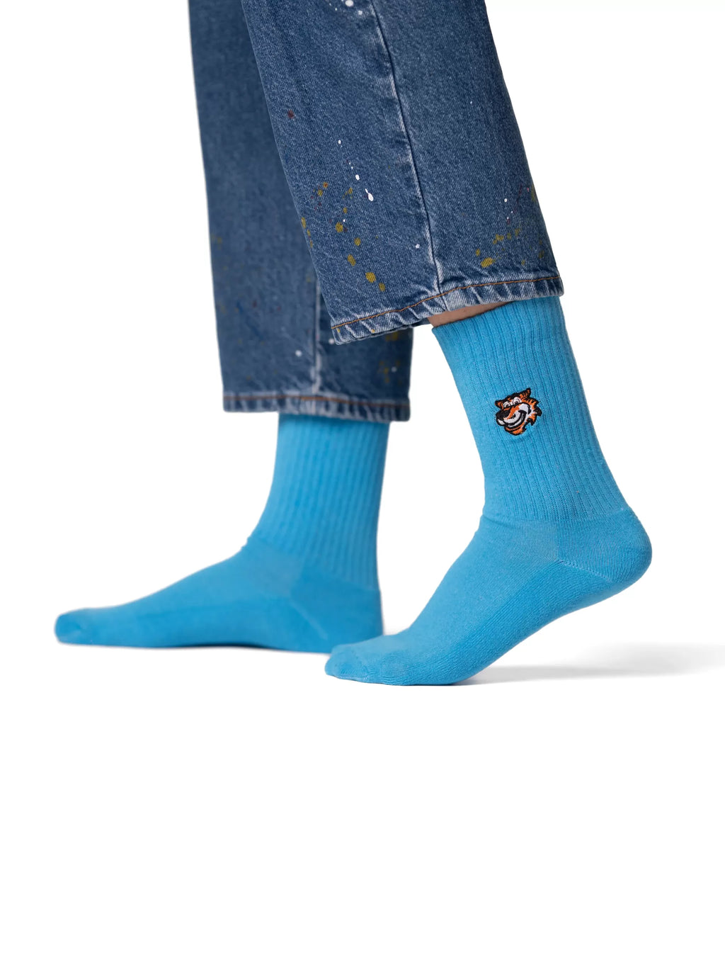 Out Of Office Crew-Socken in Blau von Good Willy, am Damenbein getragen, Ansicht 2 (KI-generiert)