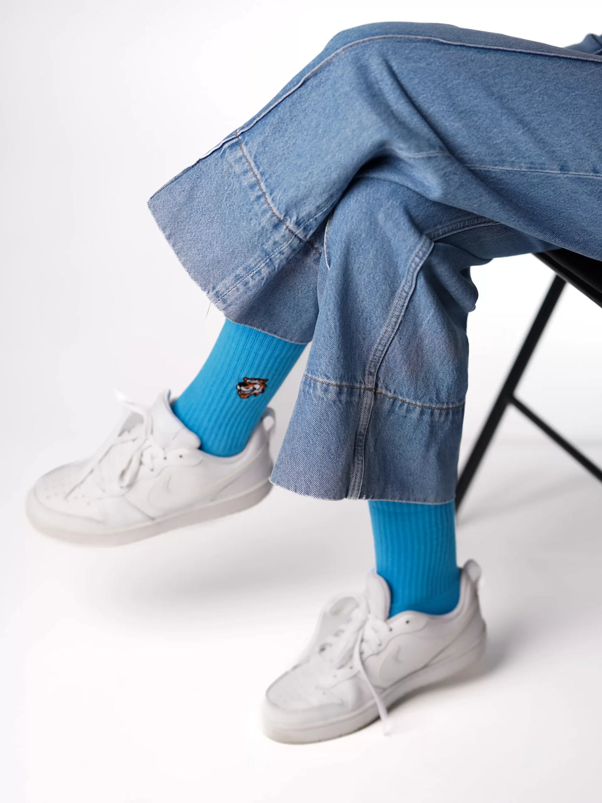 Out Of Office Crew-Socken in Blau von Good Willy, am Damenbein getragen, Ansicht 3 (KI-generiert)