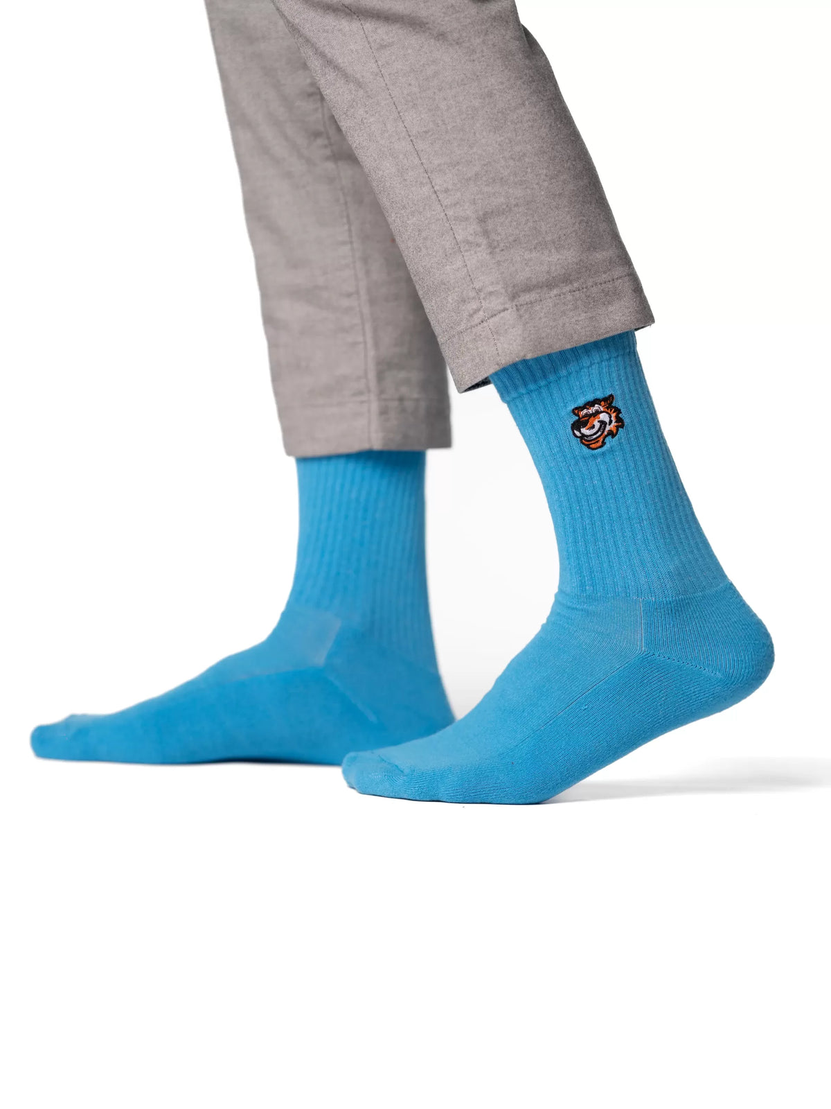 Out Of Office Crew-Socken in Blau von Good Willy, am Herrenbein getragen, Ansicht 2 (KI-generiert)