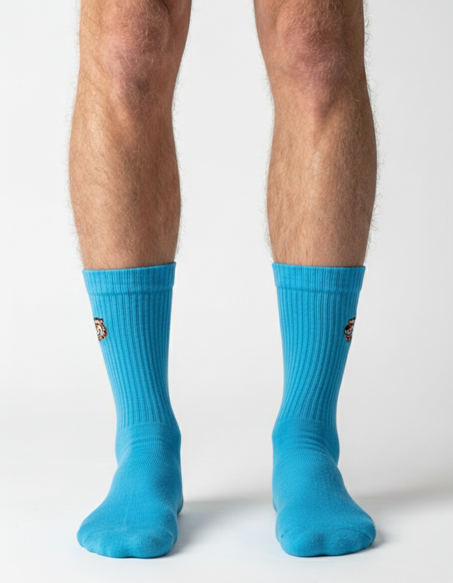 Out Of Office Crew-Socken in Blau von Good Willy am Herrenbein, Studioaufnahme (KI-generiert)