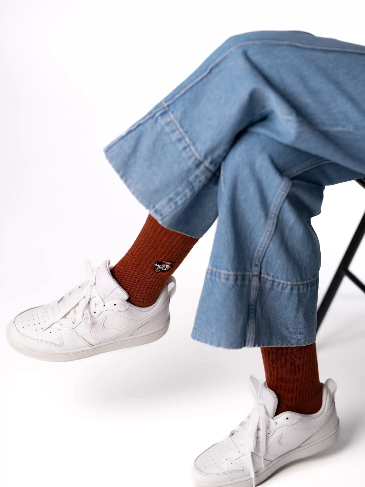 Single Malt Crew-Socken in Braun von Good Willy, am Damenbein getragen, Ansicht 4 (KI-generiert)