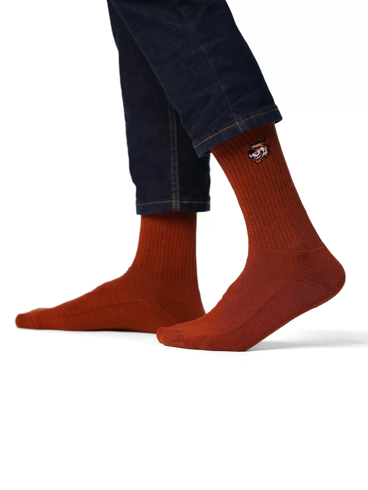 Single Malt Crew-Socken in Braun von Good Willy, am Herrenbein getragen, Ansicht 2 (KI-generiert)