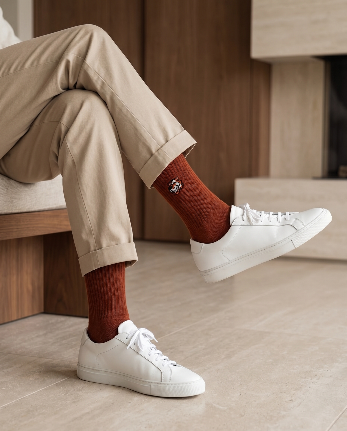 Mann in beiger Hose trägt Single Malt Crew-Socken in Braun von Good Willy zu weißen Sneakern (KI-generiert)