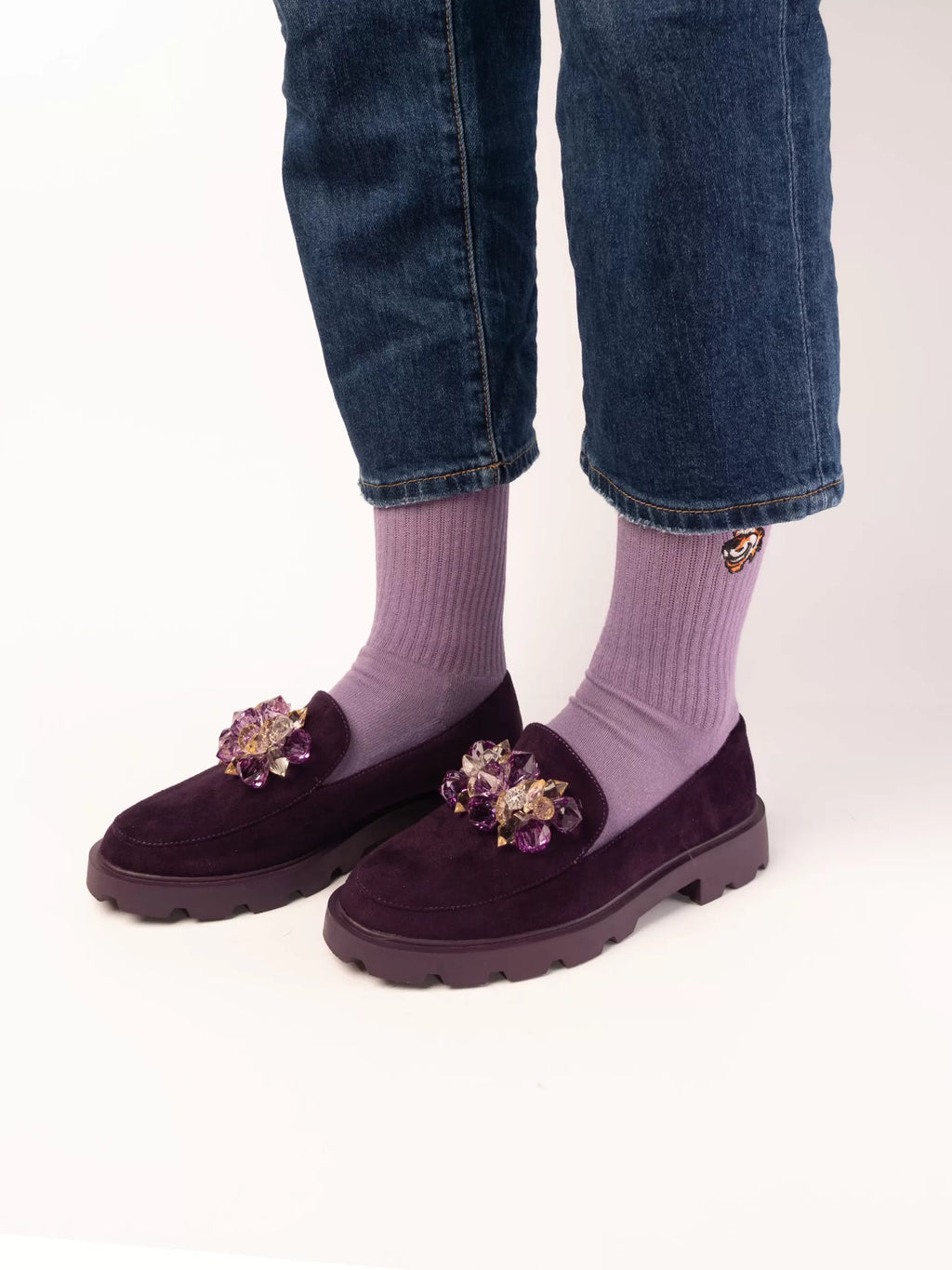 Sunday Brunch Set für Damen von Good Willy: Crew-Socken in Lila, am Damenbein getragen, Ansicht 3 (KI-generiert)