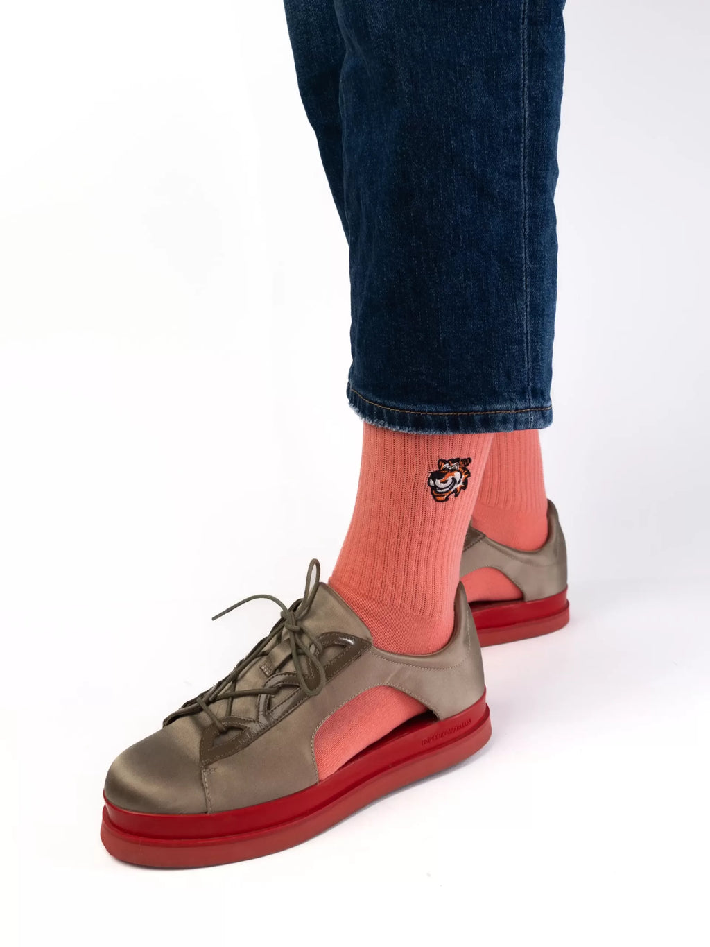 Sunday Brunch Set für Damen von Good Willy: Crew-Socken in Pfirsich, am Damenbein getragen, Ansicht 3 (KI-generiert)